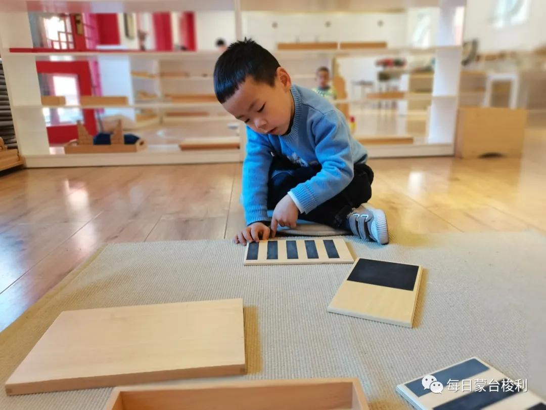 小孩通过哭闹要挟父母实例,当孩子用哭要挟时如何应对