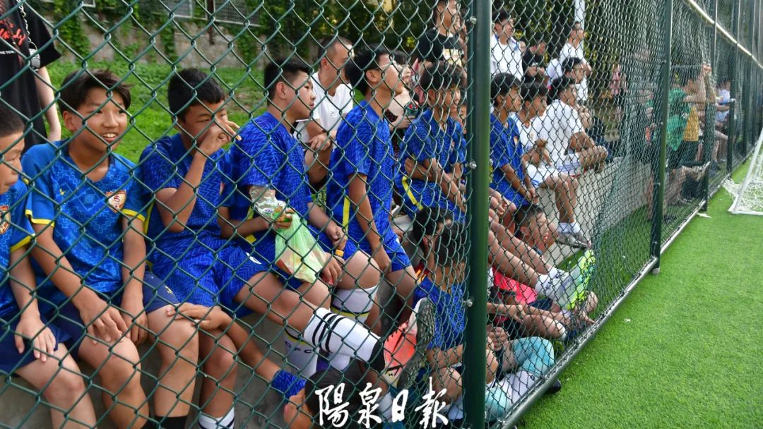 周末看足球比赛,周末去球场看球