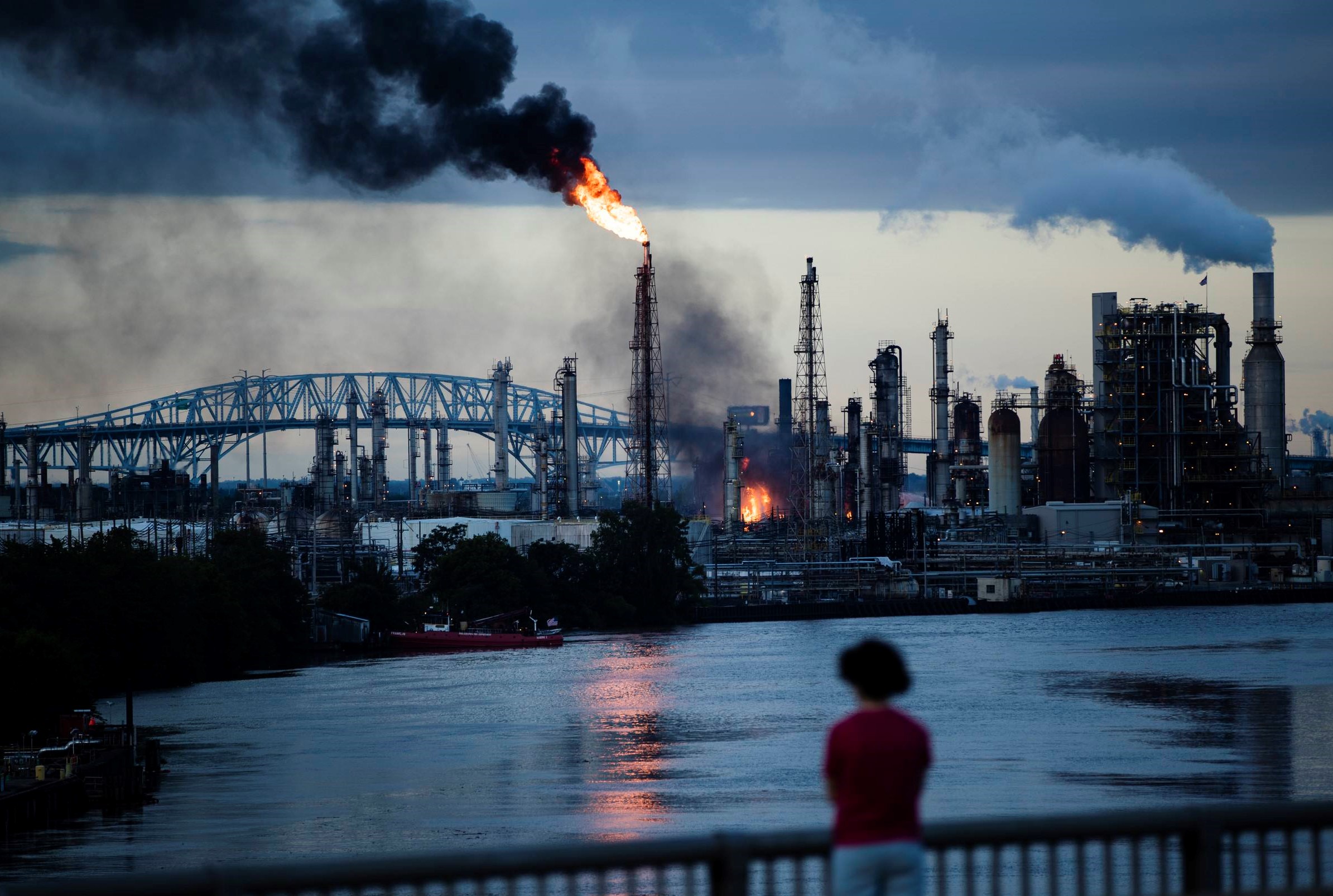 福祸相依！美能源公司偷着乐，国内却暴发食品中毒，炼油厂也爆炸