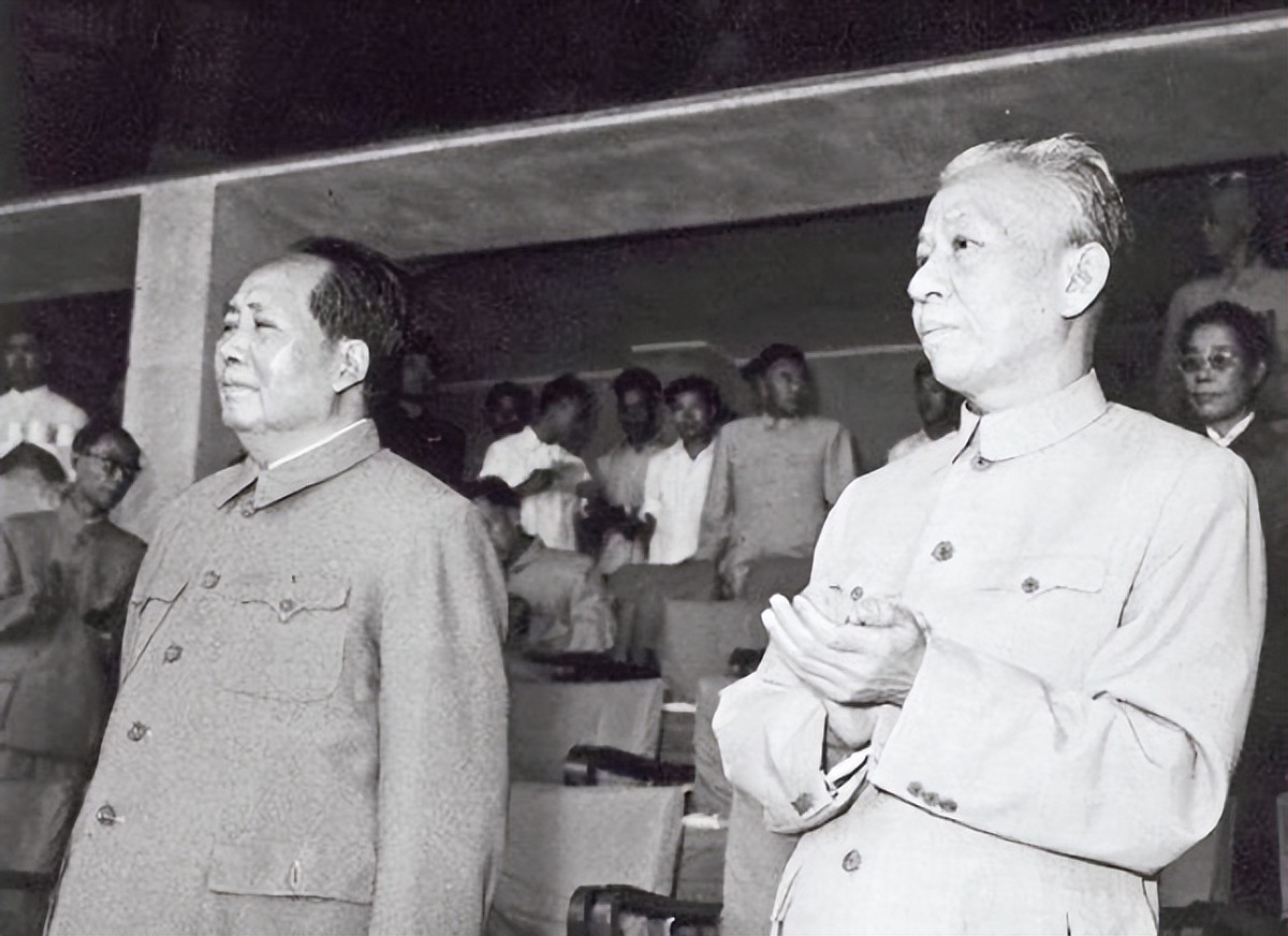 王光美回忆：为何*少奇刘**当选国家主席却没笑容？