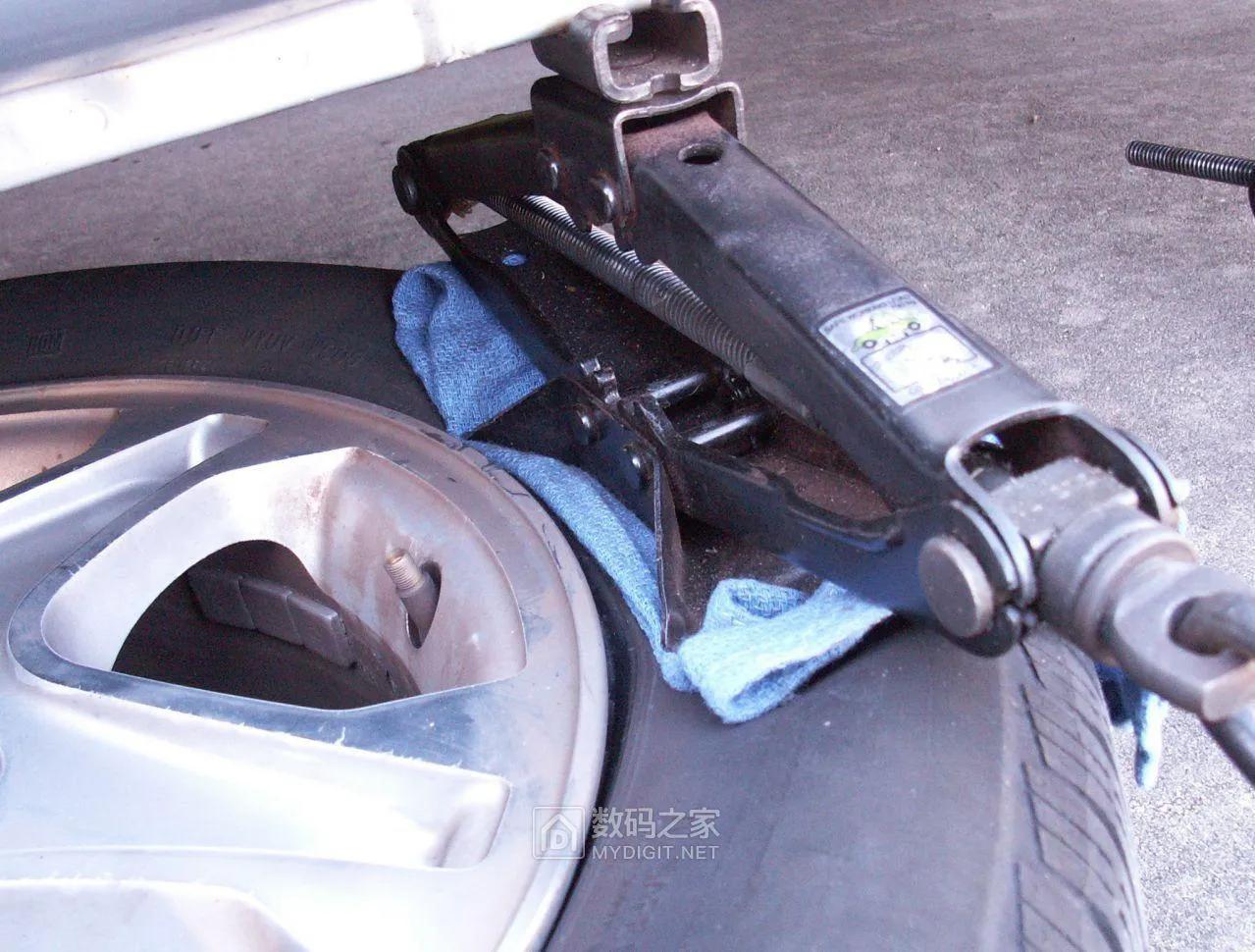 免扒胎机在家更换汽车气嘴或者内置式胎压传感器的方法