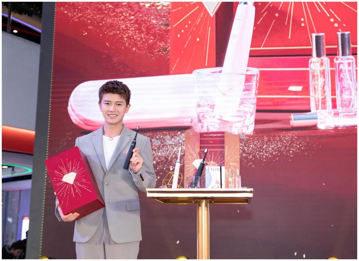 十位穿西装的男明星你最喜欢谁,穿西装很帅的一个男的