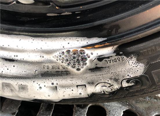 轮胎缺气的话开起来响吗,轮胎缺气行驶了一段距离还能用吗