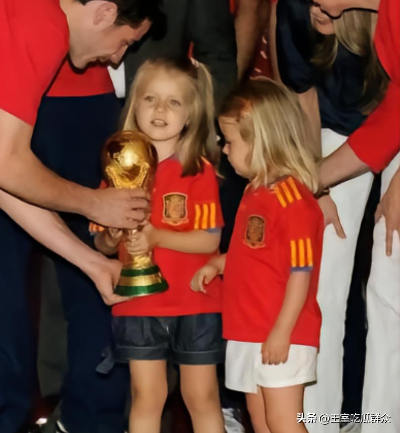 莱后给国家女队长颁奖，公主试训足球运动员，西班牙王室爱看球！