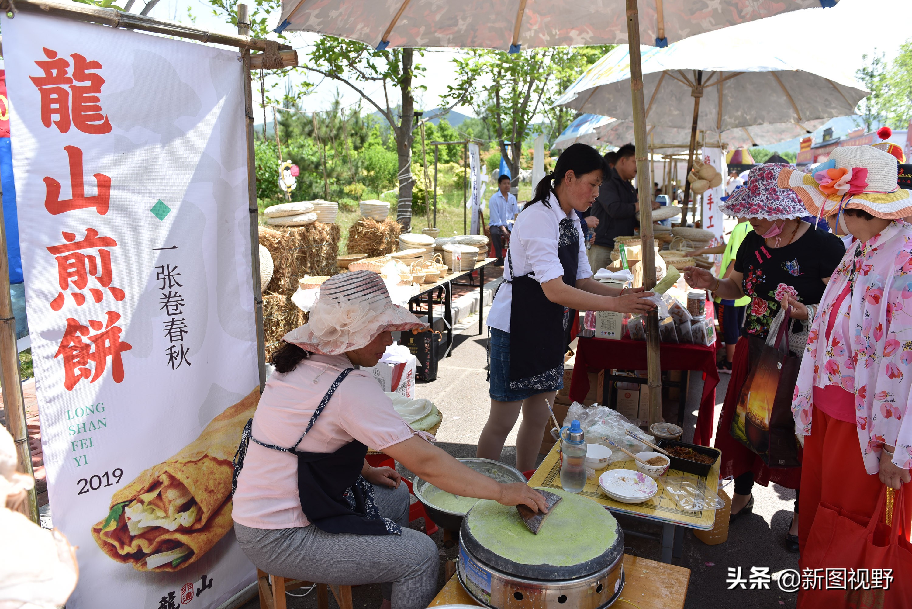 山东农村大妈手工摊煎饼视频,纯手工农村煎饼大姐