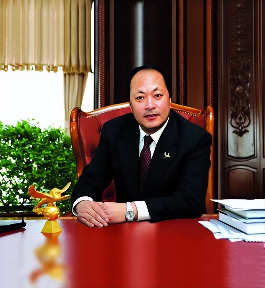 天津首富：24岁成大老板，家产400亿，给员工送宝马、飞机