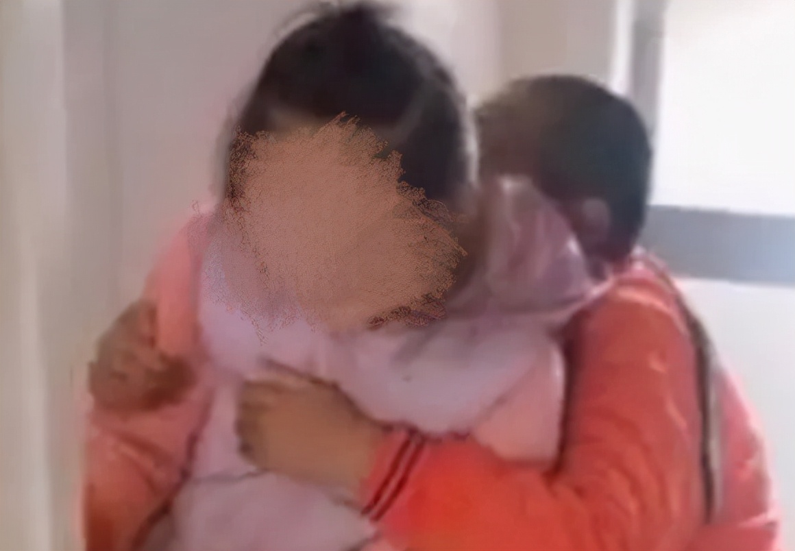 母亲发布兄妹裸睡视频，内容极度不舒服：官方澄清后仍然很生气