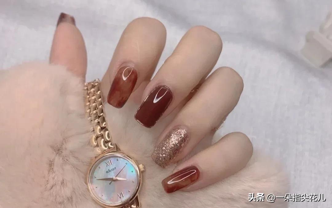 琥珀晕染美甲款式教程,琥珀焦糖色棋盘格晕染美甲