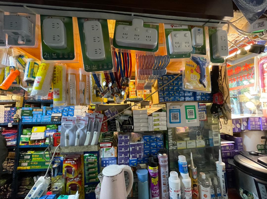 梧桐区的五金店，都是长久又顽强的存在