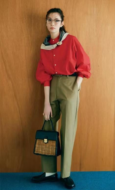 春天系“丝巾”，凭什么好看？这2个精髓，优雅女人如获至宝