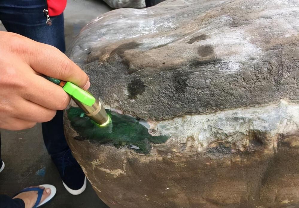 大爷挖出一个石头,老百姓挖到一块自然奇石有啥说法