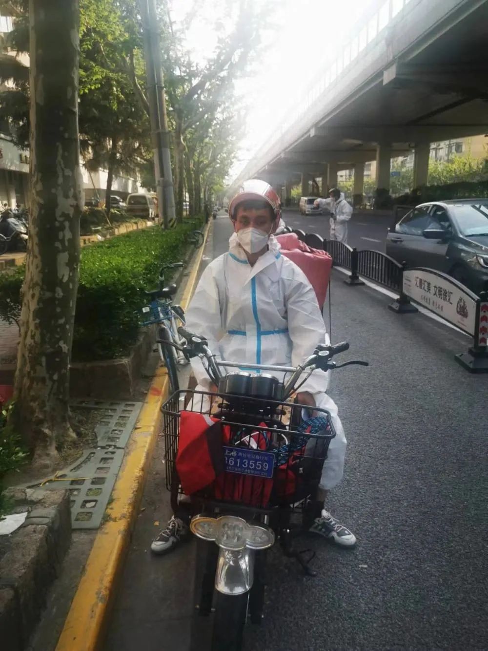 京东3246名快递小哥援沪,援沪快递小哥深夜拿着行李