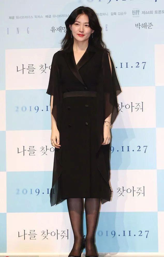 李英爱大衣穿搭街拍,李英爱年轻时穿搭基础款