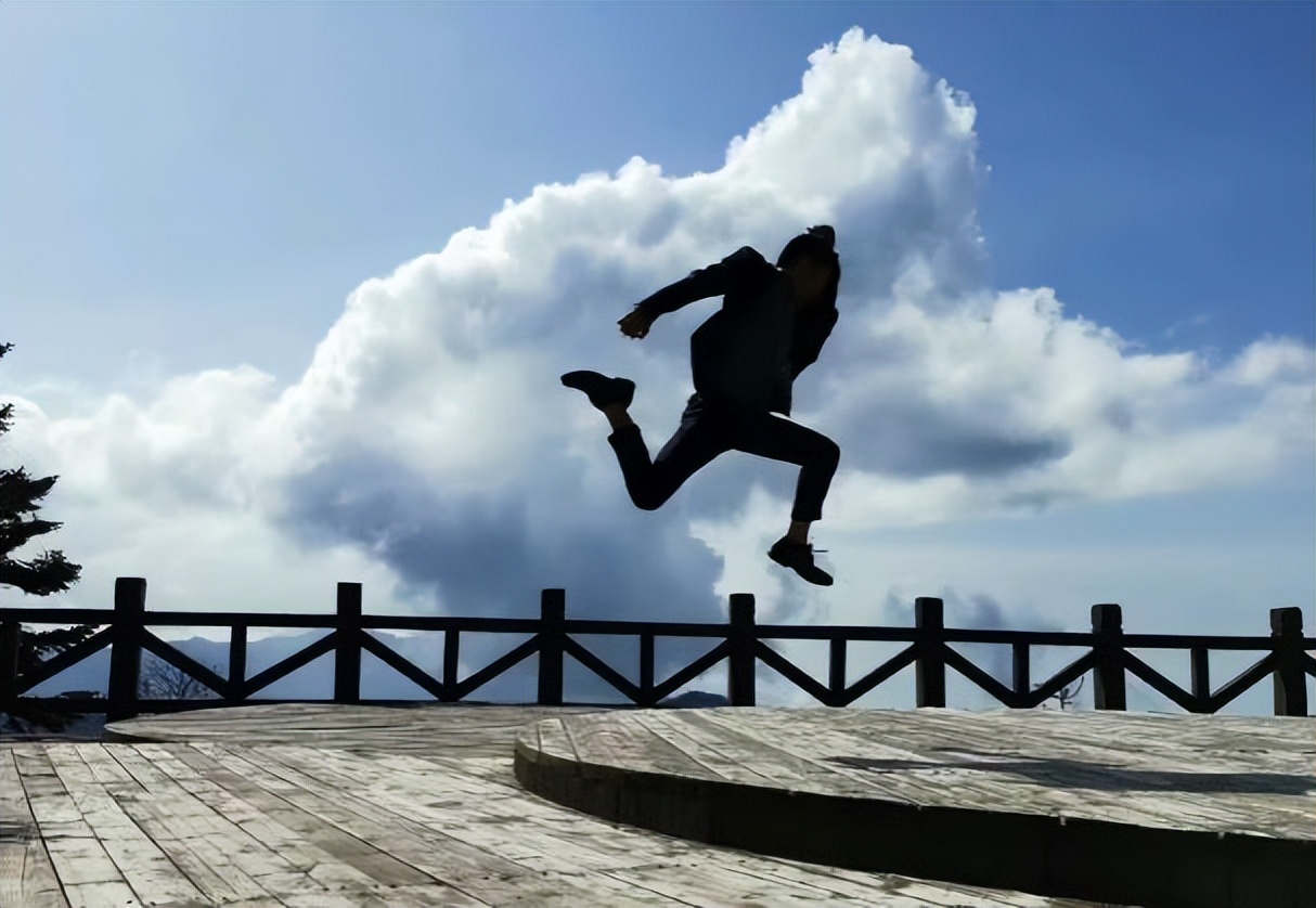 董宇辉现在在新东方的地位 (新东方董宇辉成名之路)