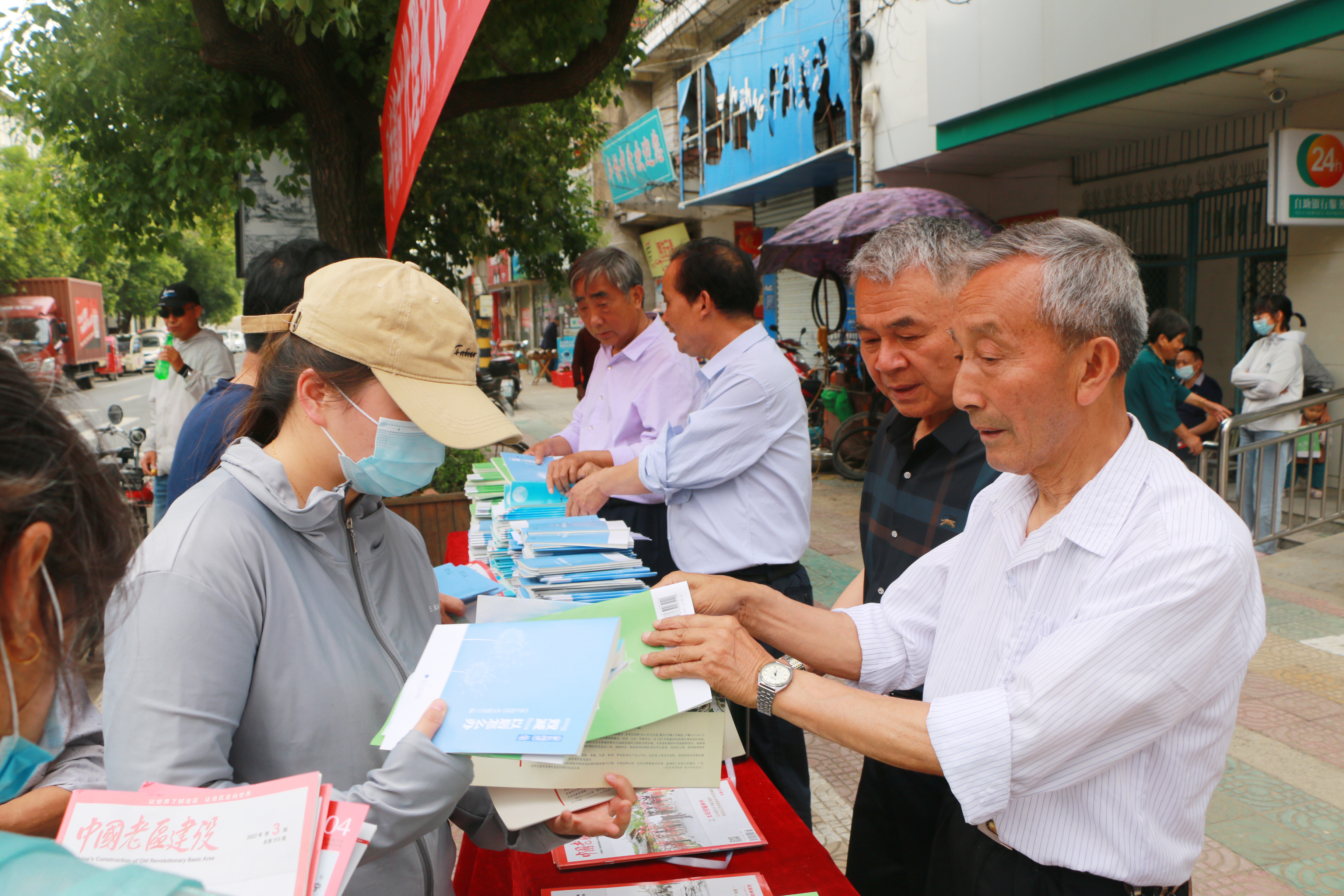 平桥镇“代理家长”喜获“营养快餐”