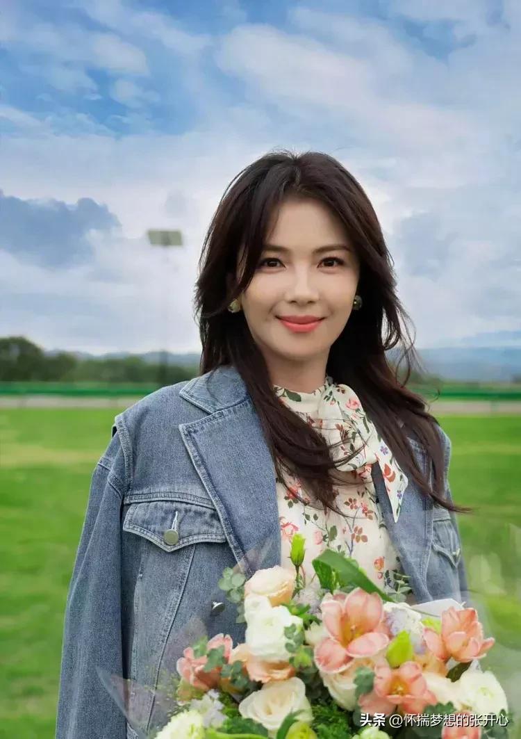 刘涛穿酒红色波点长裙优雅迷人,刘涛碎花裙配卷发温柔复古