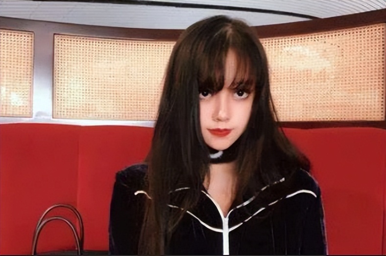 21岁女大学生假装名媛,21岁大学生假扮名媛