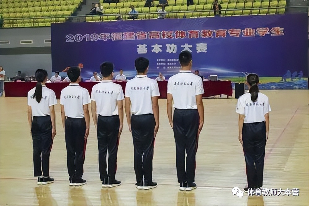 体育教师基本功集体展示,小学体育一年级队列队形教学示范