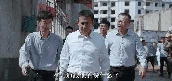 “书记干部”别尬演，面瘫、假发、装深沉，*辱侮**谁呢？