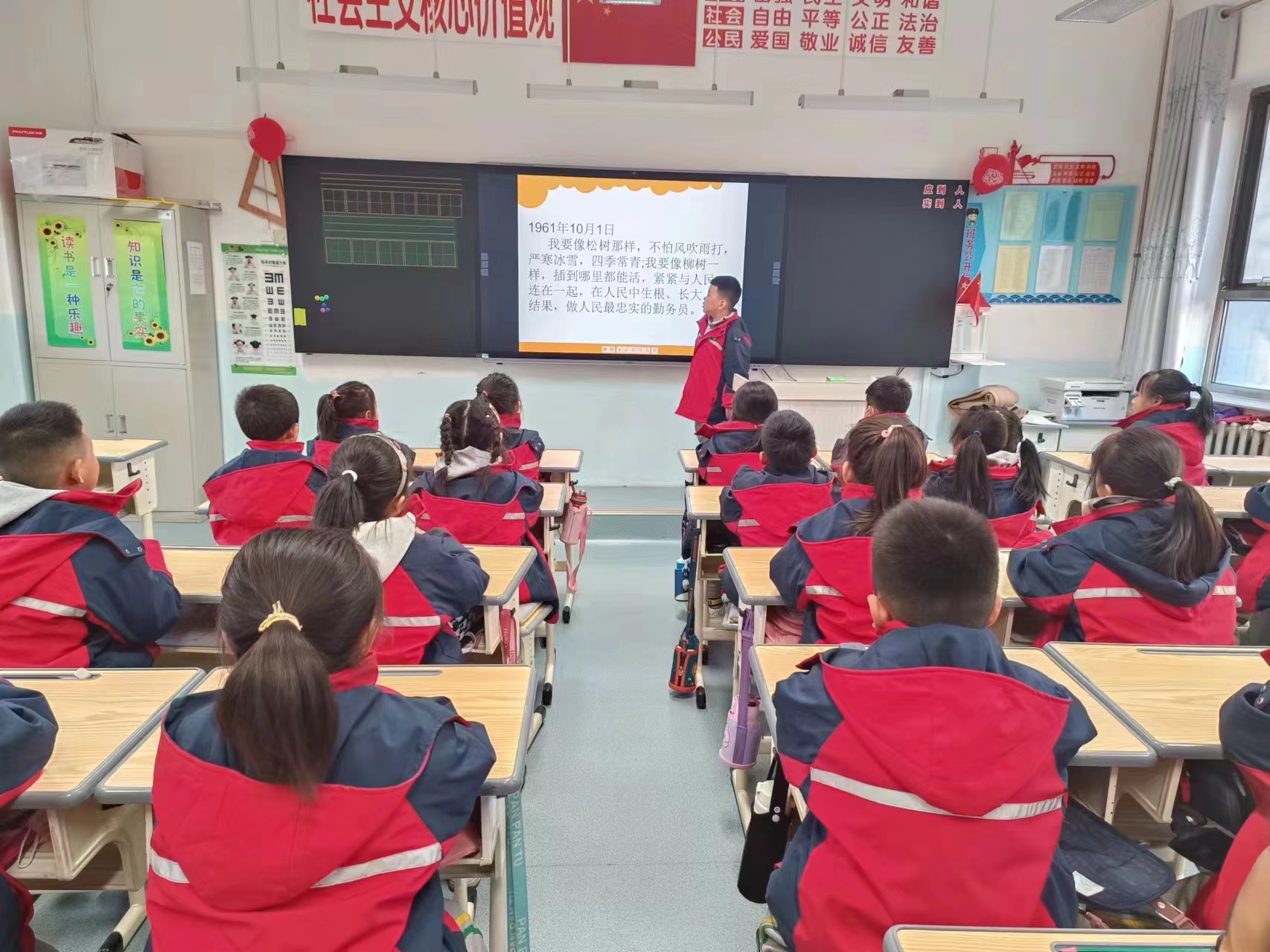 弘扬雷锋精神——包头市包钢实验二小举行学雷锋系列主题活动