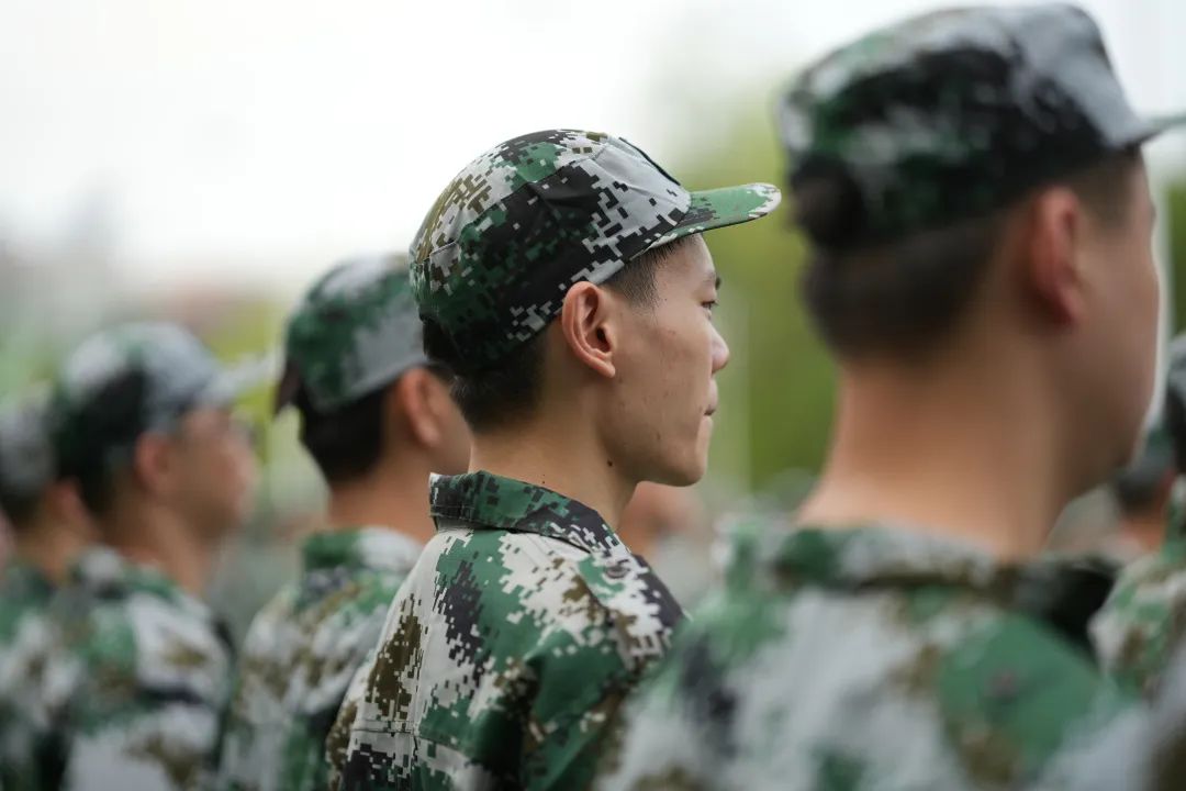 军训英姿飒爽的背后是汗水换来的,军训用汗水向青春致敬