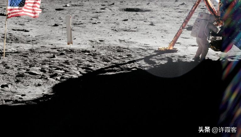 九死一生的阿波罗登月计划，实验中死亡三人，阿姆斯特朗差点牺牲