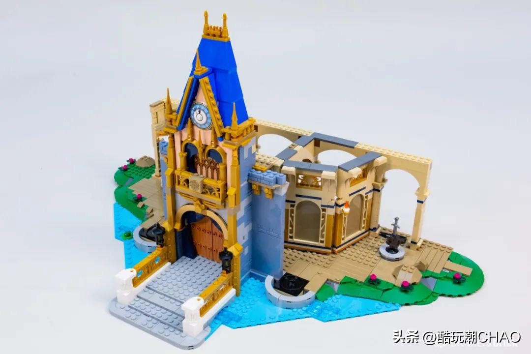 和迪士尼城堡一样高的乐高,和迪士尼乐园相似的城堡