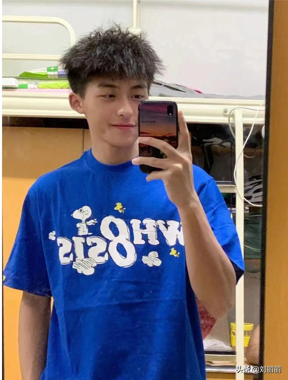 男士发型两边剪短刘海层次感,今年最流行烫什么发型男士