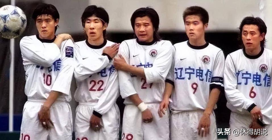 球迷对男女足的态度，可看出中国足球的两个极端，男足该何去何从