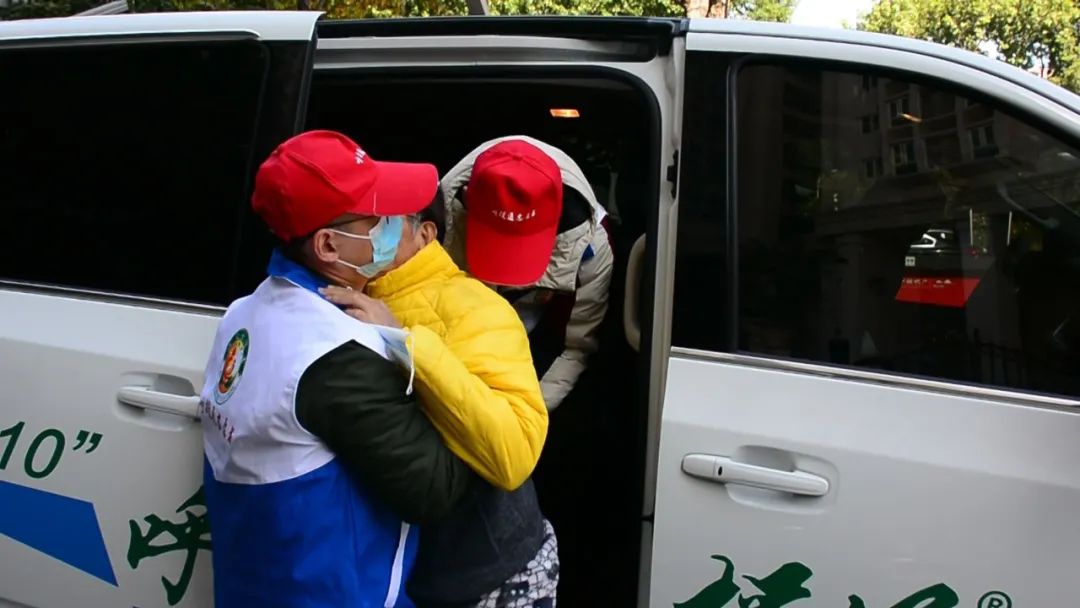 护送瘫痪老人,老人突发重病昏迷交警紧急护送