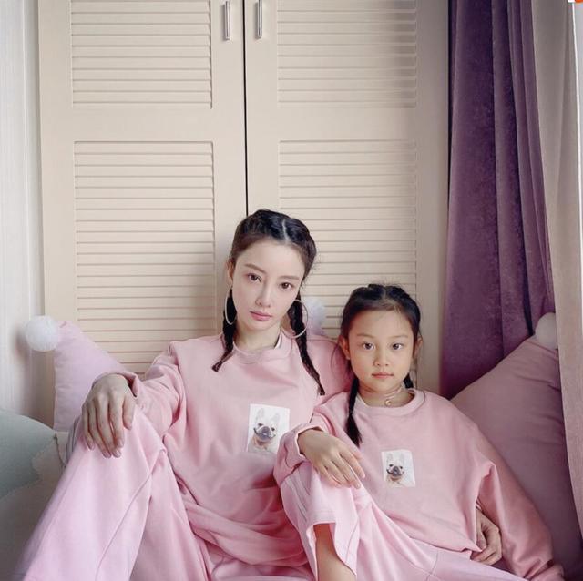 李小璐晒甜馨滑雪视频，为其重金聘请私人教练，此前被曝鲜肉恋情