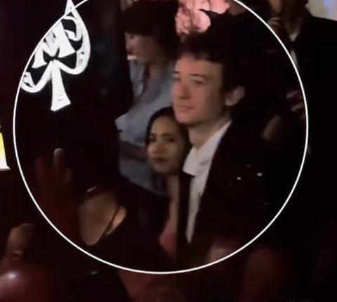 Lisa自晒“疯马秀”演出照,K线图前舞动,后台咧红唇跟继父同框