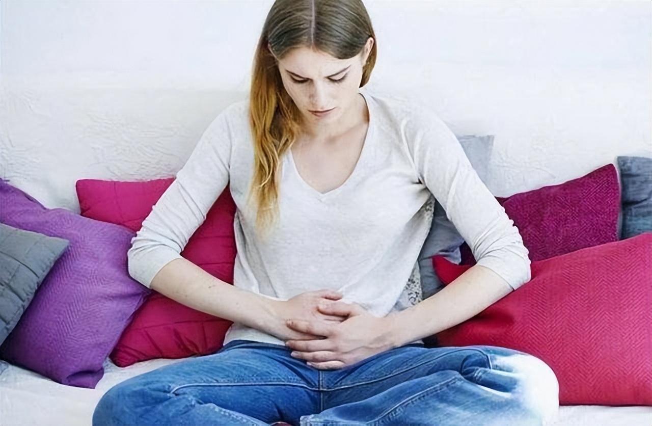 女生来例假时，突然流出的一股血块，是身上的肉吗？看完涨知识了