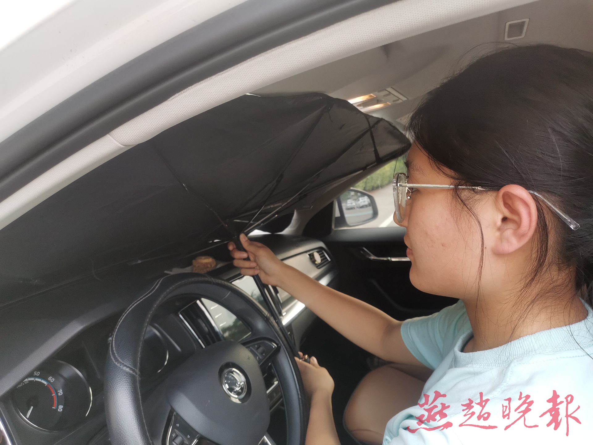 危险！汽车停在烈日下车里的打火机爆炸了