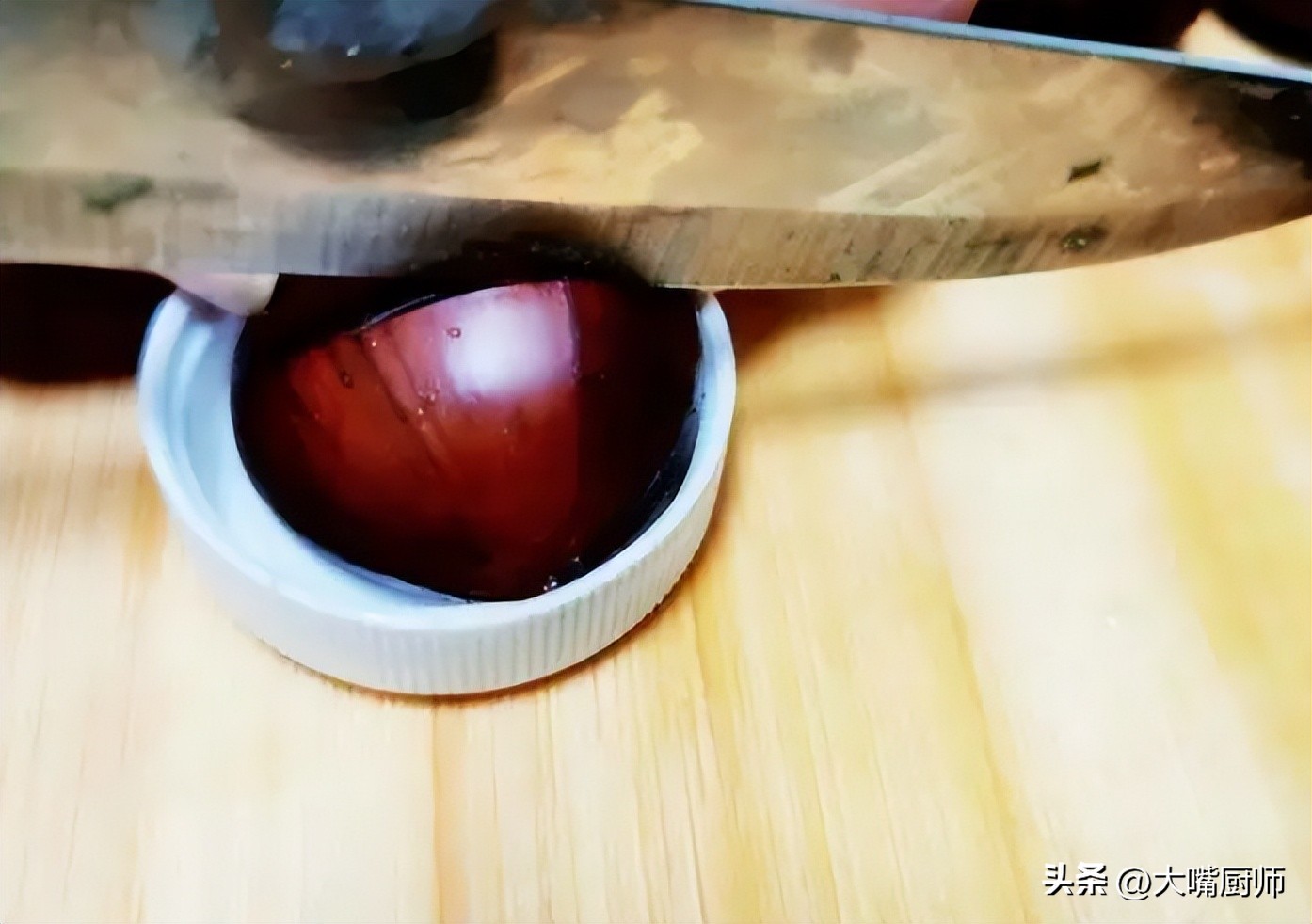 用一个瓶盖就能剥开板栗的壳,瓶盖剥板栗的快速方法