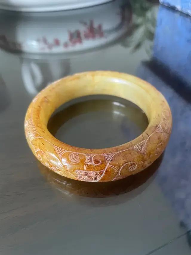 北京一女士花27000元买下的玉镯抠下标签后，没想到只值几百元了