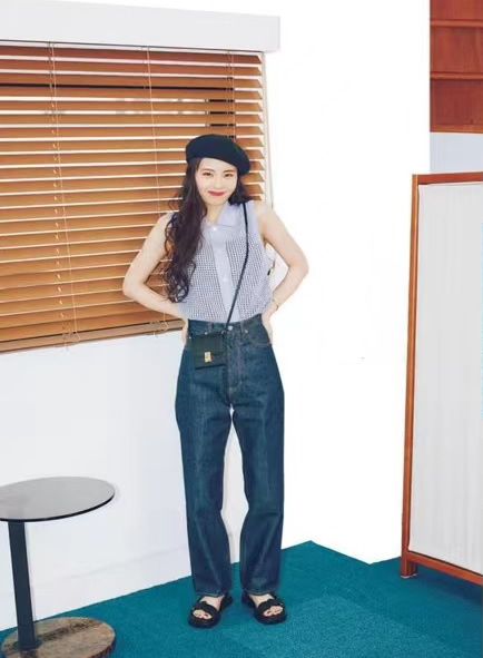 今夏流行牛仔裤搭配高跟凉鞋,一条牛仔裤解决今夏所有搭配