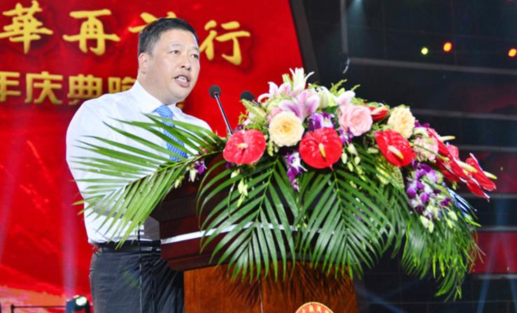 江苏穷小子，13岁工地搬砖白手起家，如今身家1400亿，成江苏首富