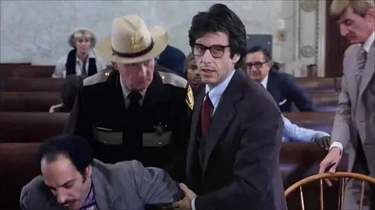 《伸张正义》讲述了在道德与法律冲突下，个人应该如何做出选择？