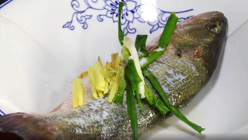 做红烧鱼怎么不掉鱼皮,做红烧鱼之前怎么处理鱼