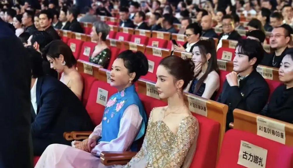 何赛飞获奖后与梁朝伟握手视频,梁朝伟何赛飞金鸡奖