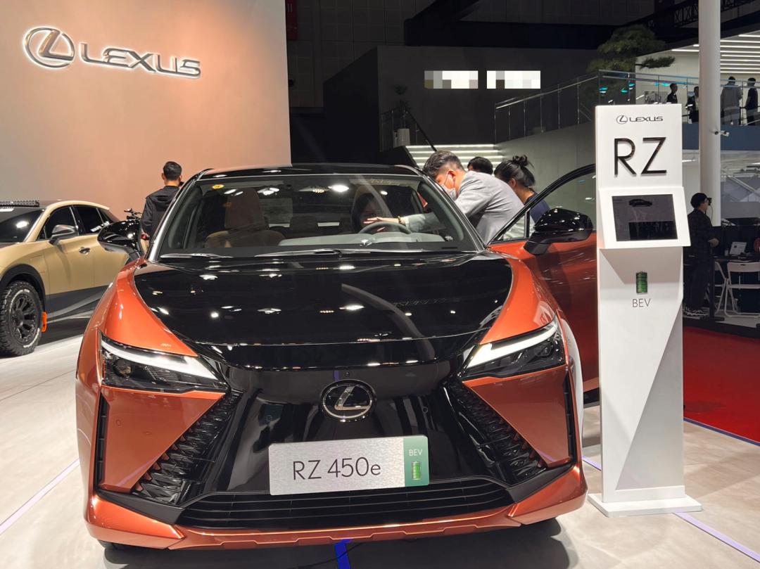 雷克萨斯急刹被怼,雷克萨斯被斯柯达给撞了