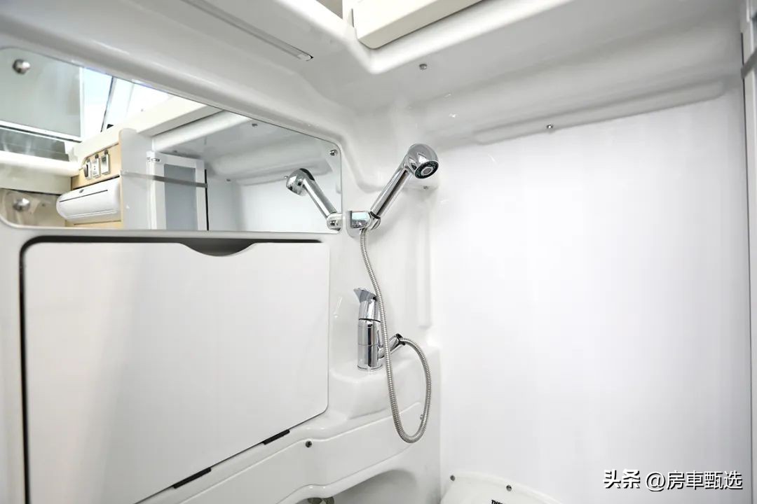 福特新全顺v362中轴低顶升顶房车,齐星全顺v362硬升顶房车