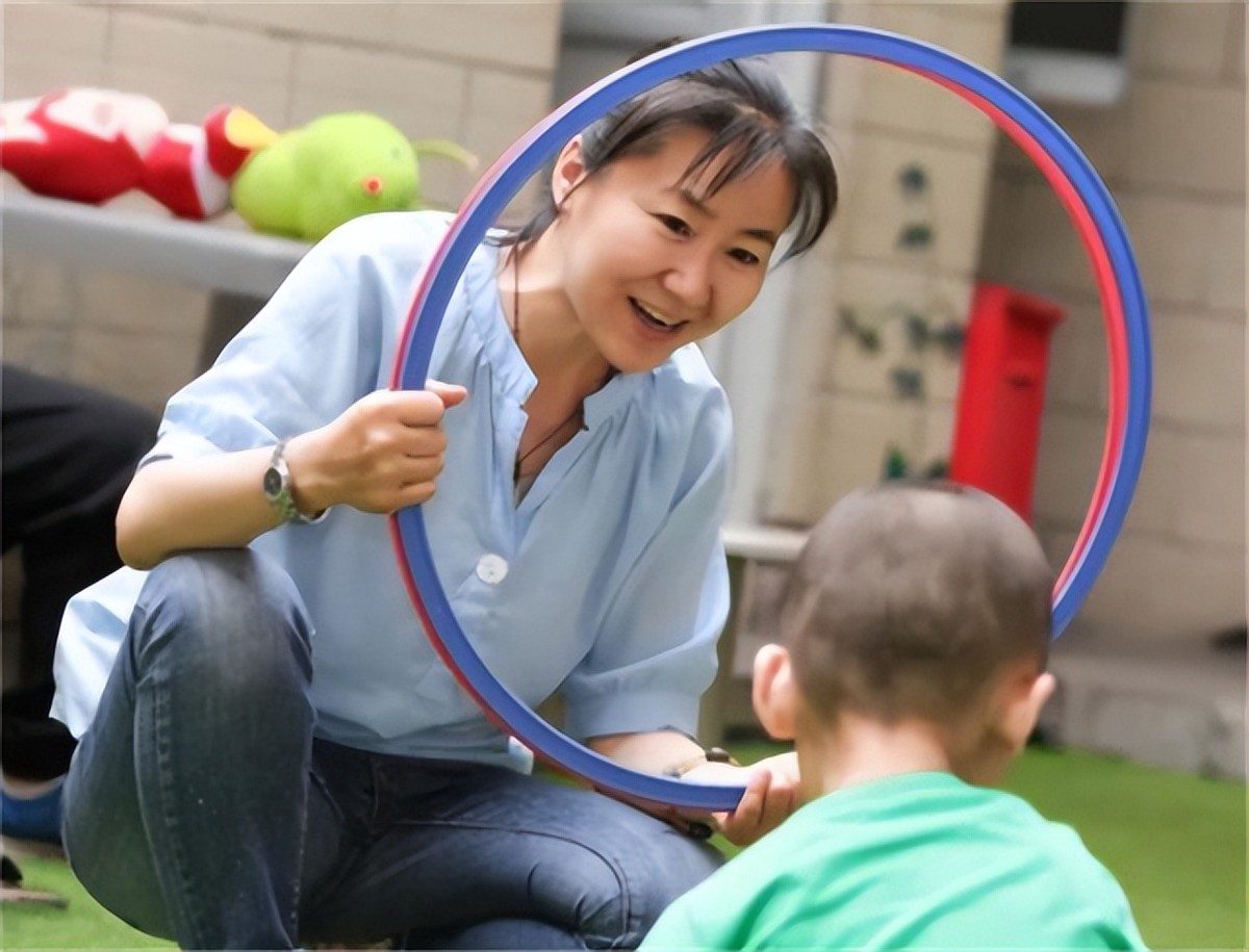 漂亮女教师被辞退,女教师为女儿辞职