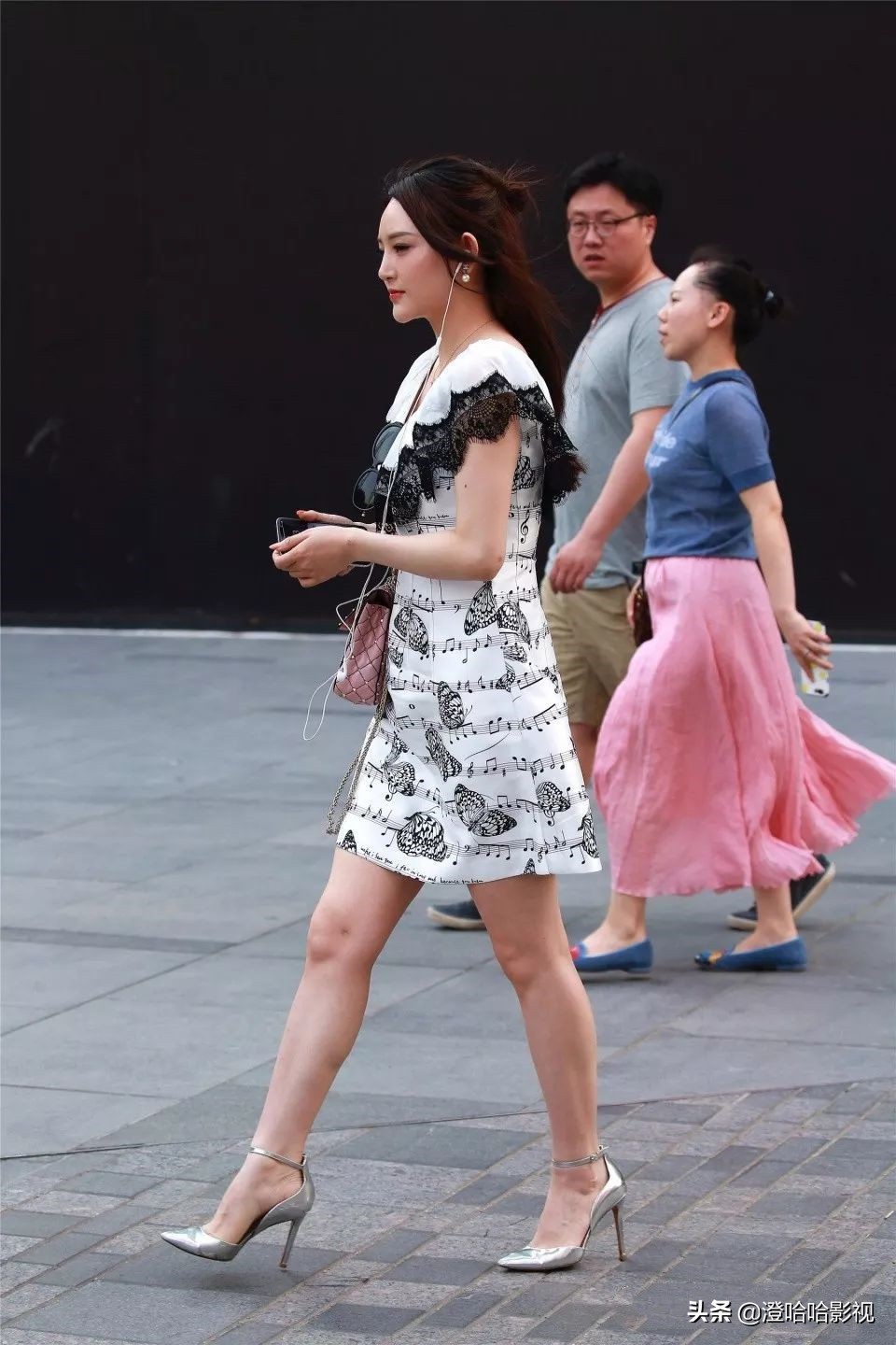 街拍黑白波点连衣裙,街拍穿连衣裙的美丽淑女