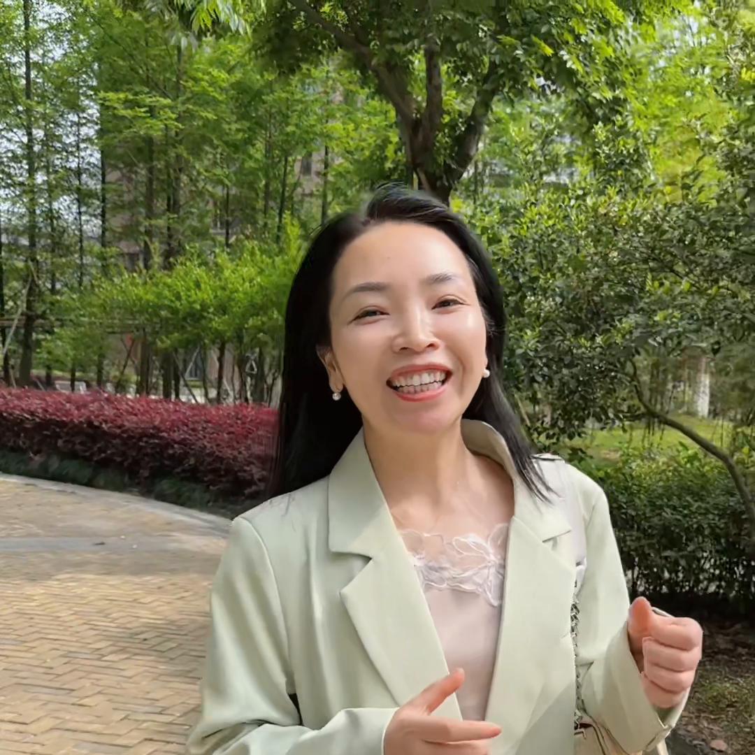 我给刘老师买了两套衣服当生日礼物，我希望她穿的美美哒的...