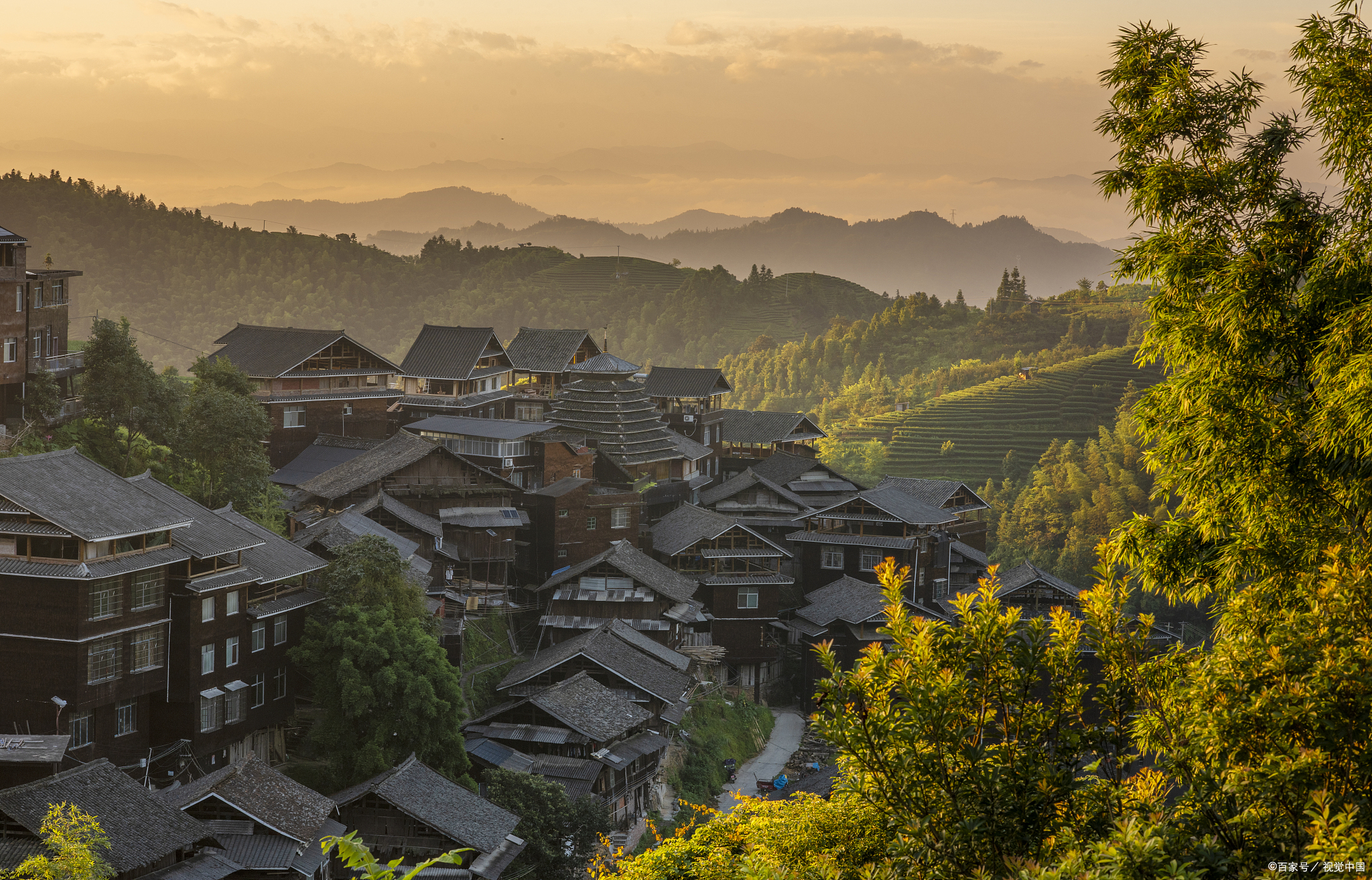 贵阳跟团旅游五天多少钱一个人去,一家人去贵州省旅游要花多少钱呢
