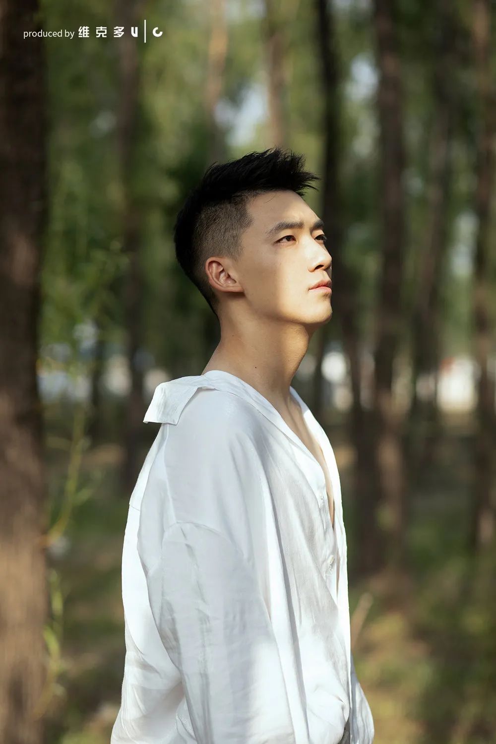 阳刚气十足的正装肌肉帅哥,正装腹肌小哥