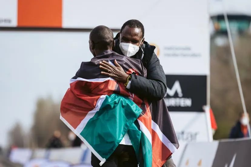 地球上最擅长奔跑的人再次突破极限：拥有最完美跑姿，过极简生活