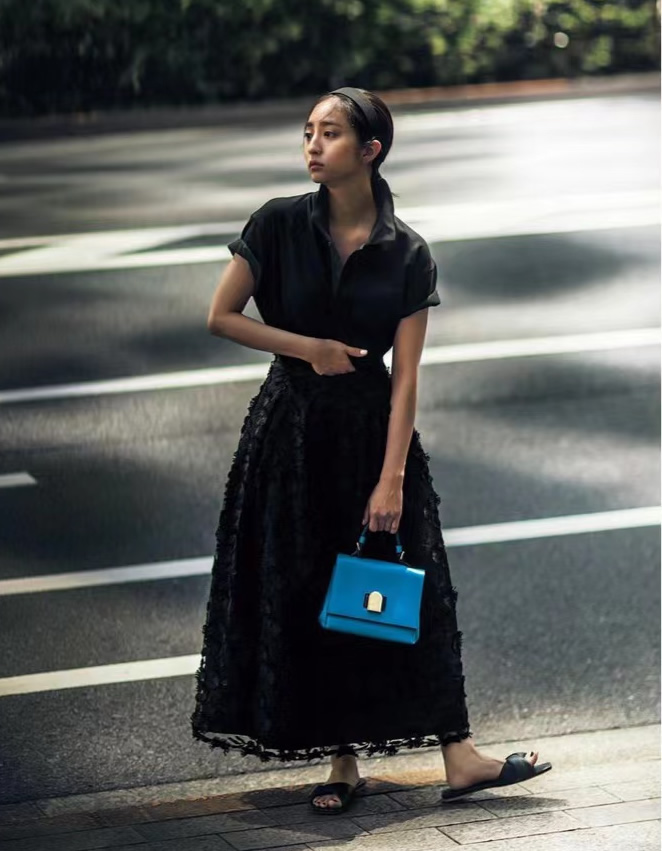 又美又飒黑色系甜酷辣妹穿搭,全黑look怎么搭配才又飒又美组图